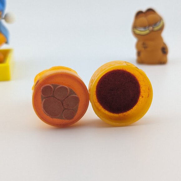 Bundle of 5 Vintage Garfield Collectibles: Toys, Stamps, and Pencil Topper - Picture 8 of 9